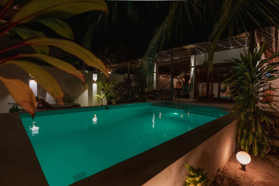 Beleuchteter Pool bei Nacht in der YapYap Villa, Paje, Zanzibar