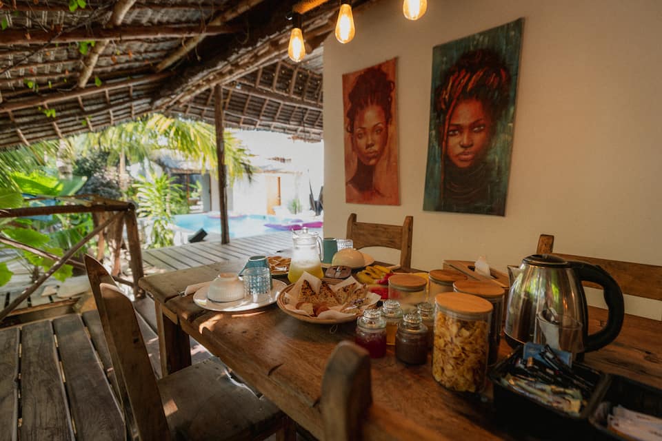 Essbereich mit sansibarischer Kunst in der YapYap Villa, Paje, Zanzibar