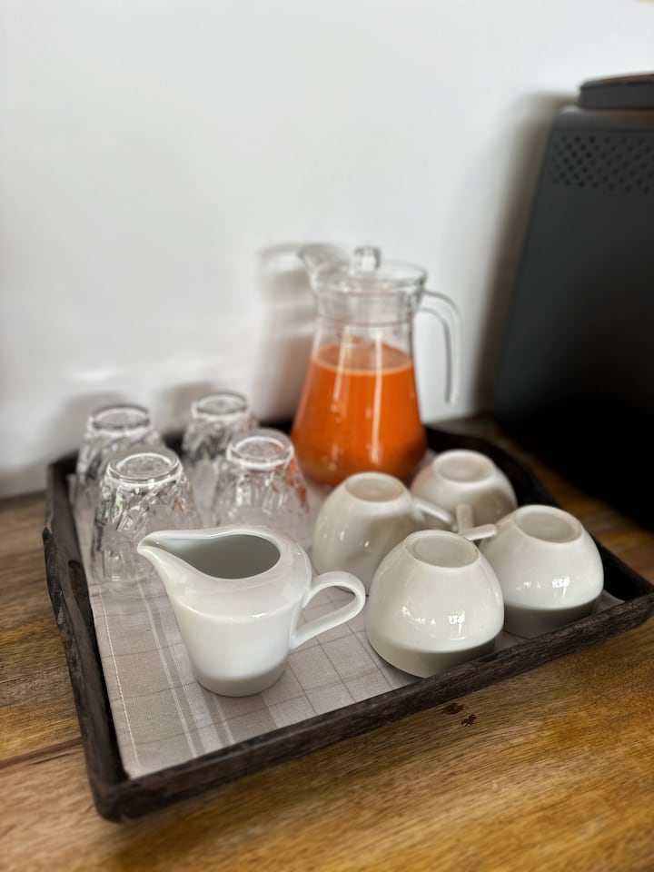 Saft und Kaffee zum Frühstück in der YapYap Villa, Paje, Zanzibar