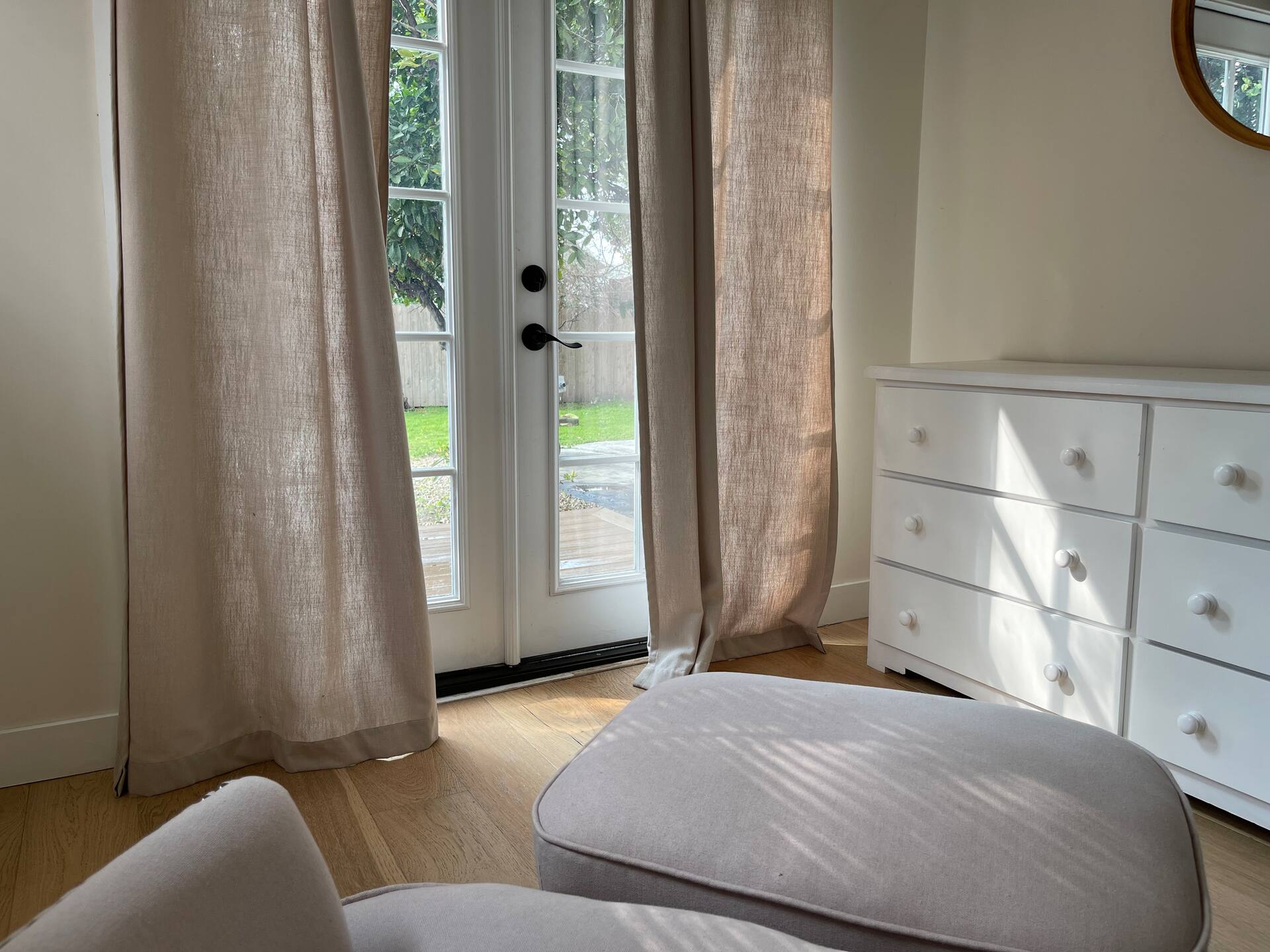 Lovely 3b/2b cottage style unit with parking.