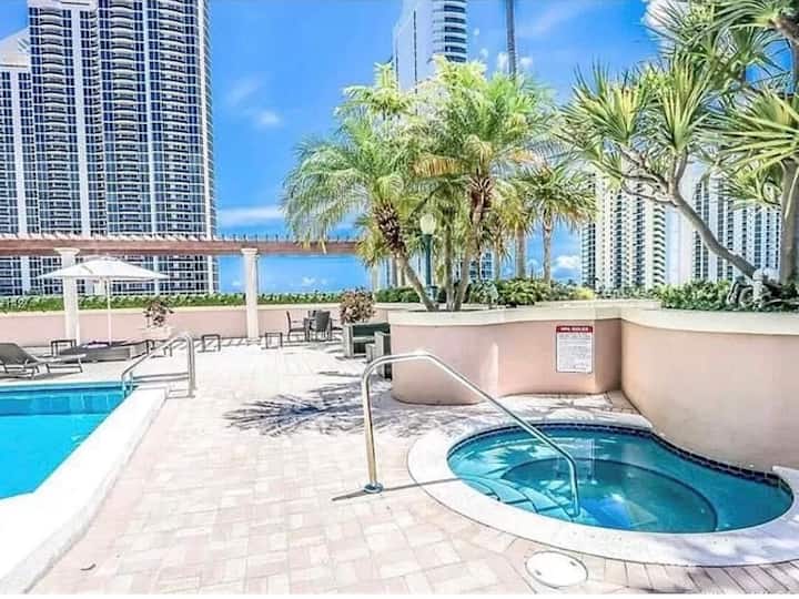 2 Bedroom Condo With Pool 5 Min Walk To The Beach - Sunny Isles Beach, FL