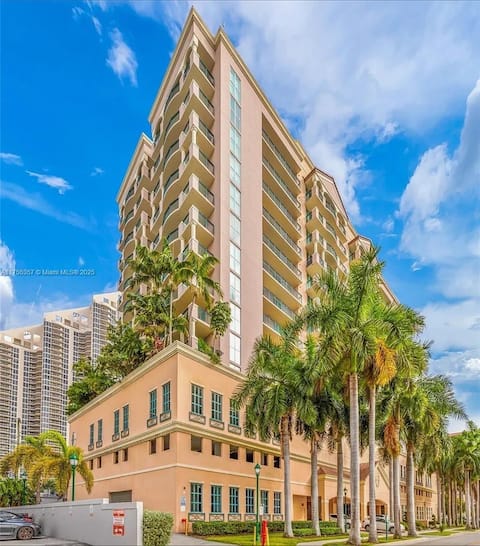 2 bedroom condo with pool 5 min walk to the beach