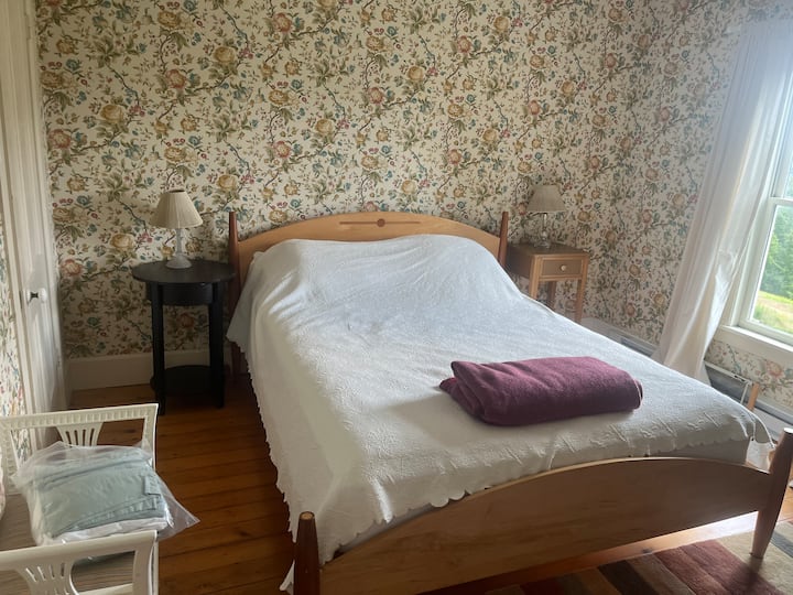 Cama tamaño queen con vista al sur a las colinas