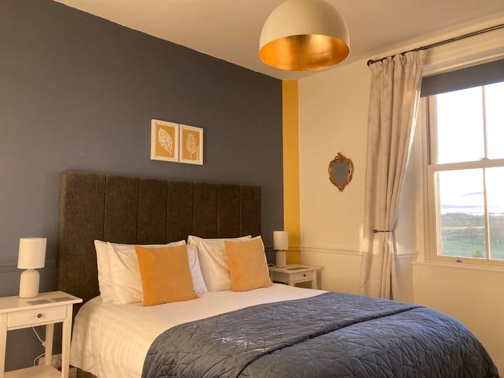 בחדר שינה 1 יש מיטת קינג סייז, חדר רחצה צמוד.  טלוויזיה. 