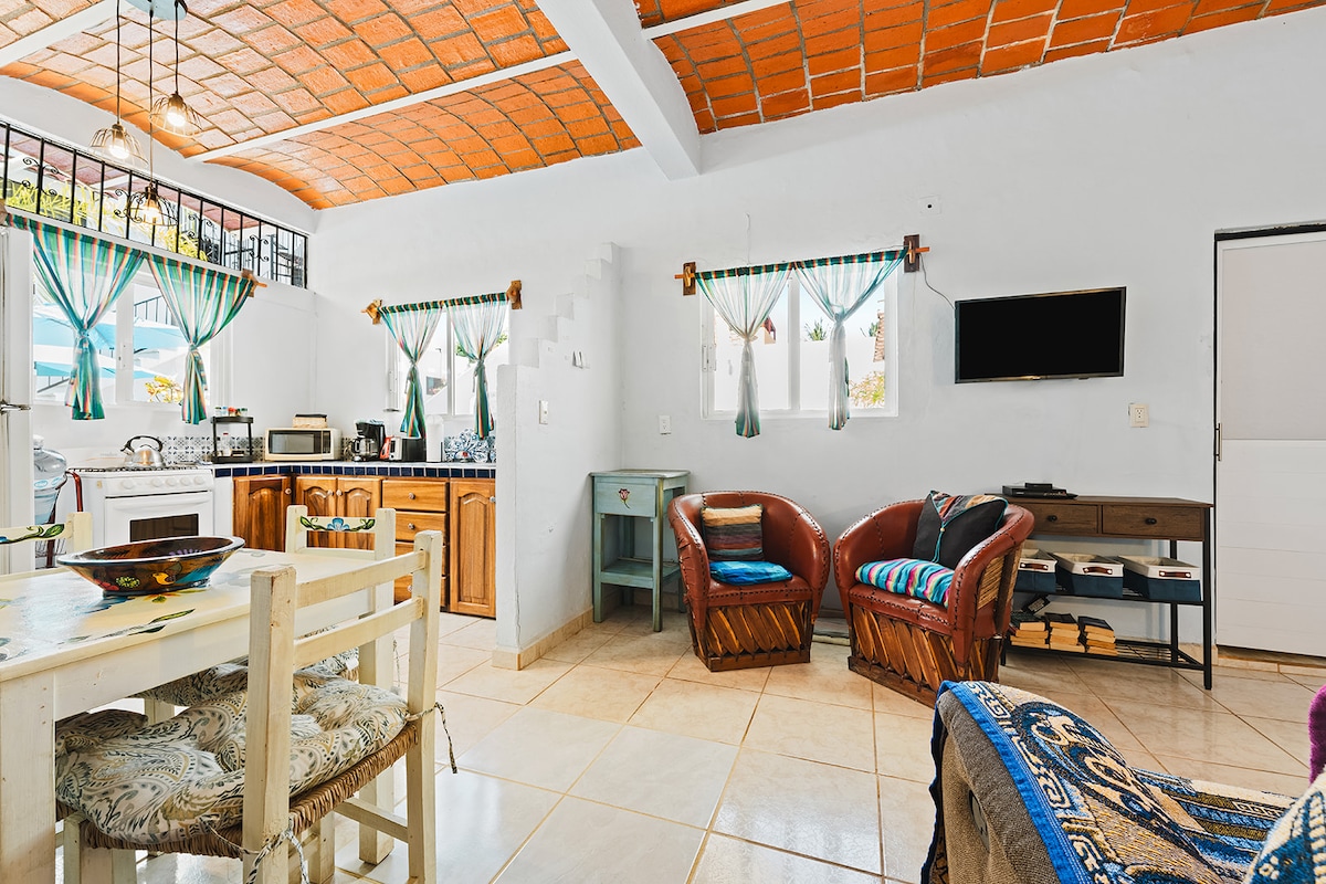 Top performing Airbnb: Casa de la Alegria. 1/2 block to beach! Pool! in La Peñita De Jaltemba