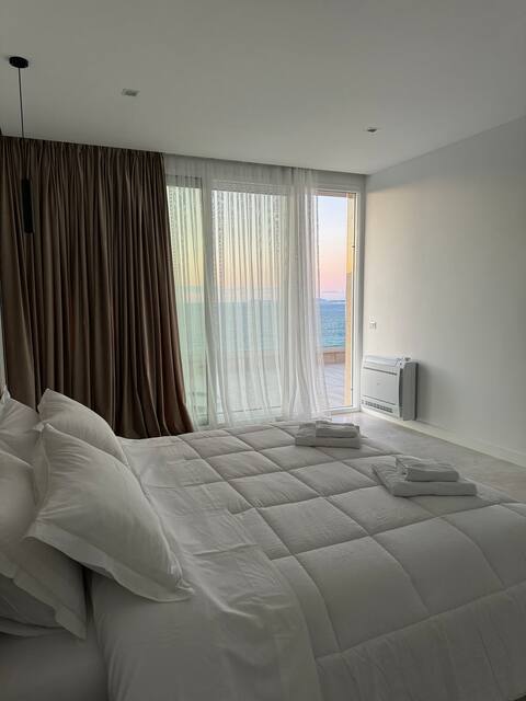 3-Bedroom Sea View Apartment, Free Parking & Wi-Fi