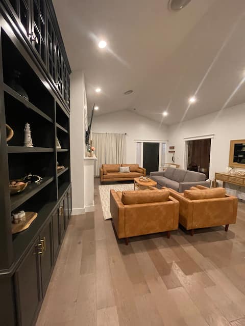 Coastal Serenity: A Luxurious Modern Haven