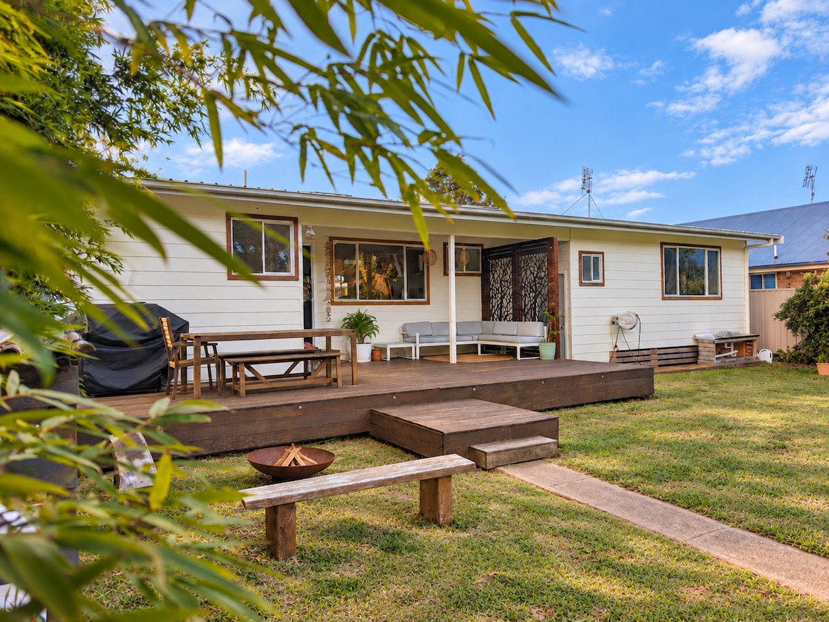 Sunny Cottage- Pet Friendly, Firepit & Trampoline - Cottages for Rent ...