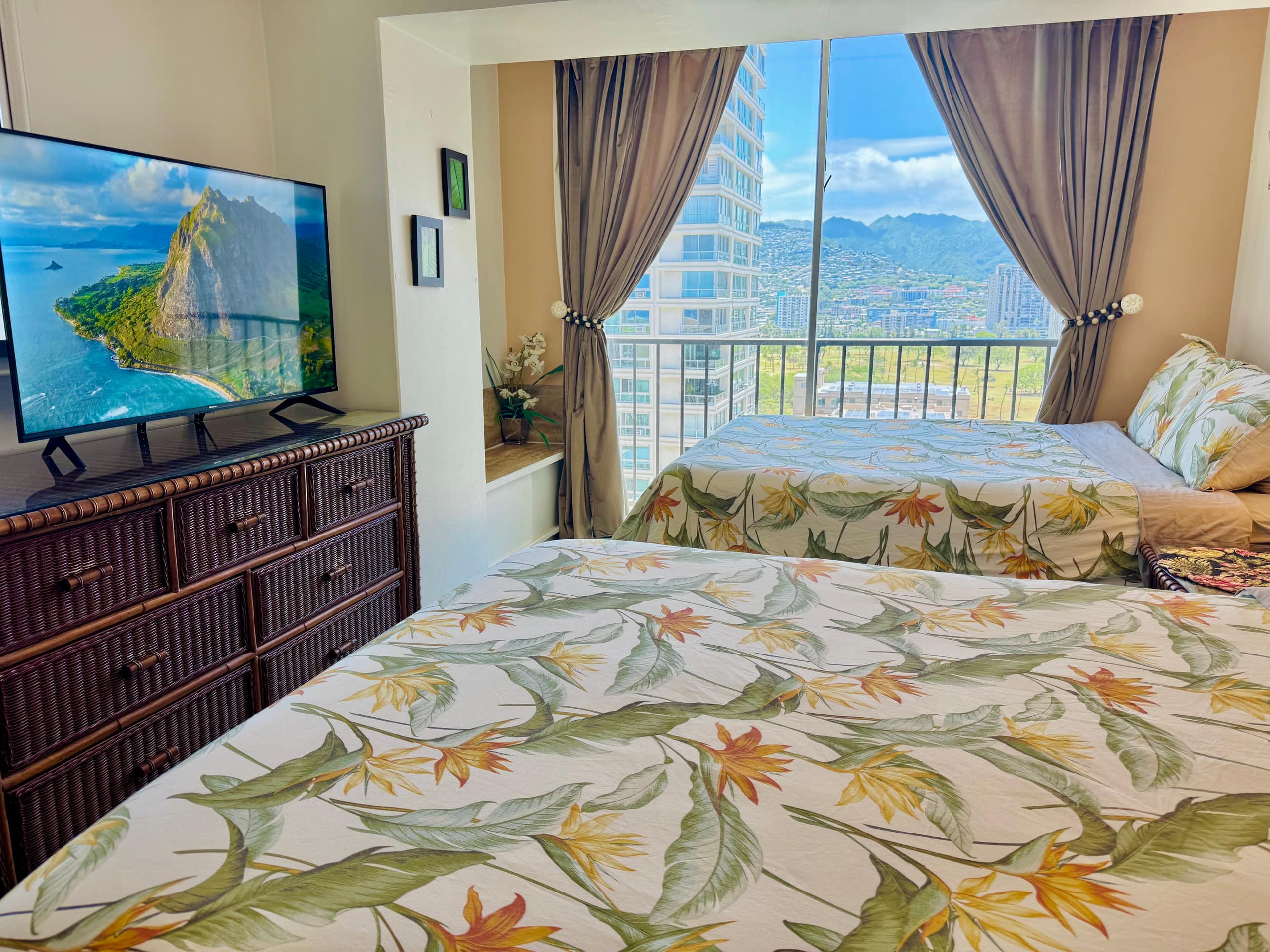 Condo in Honolulu · ★4.88 · 1 bedroom · 2 beds · 1 private bath - Image 25
