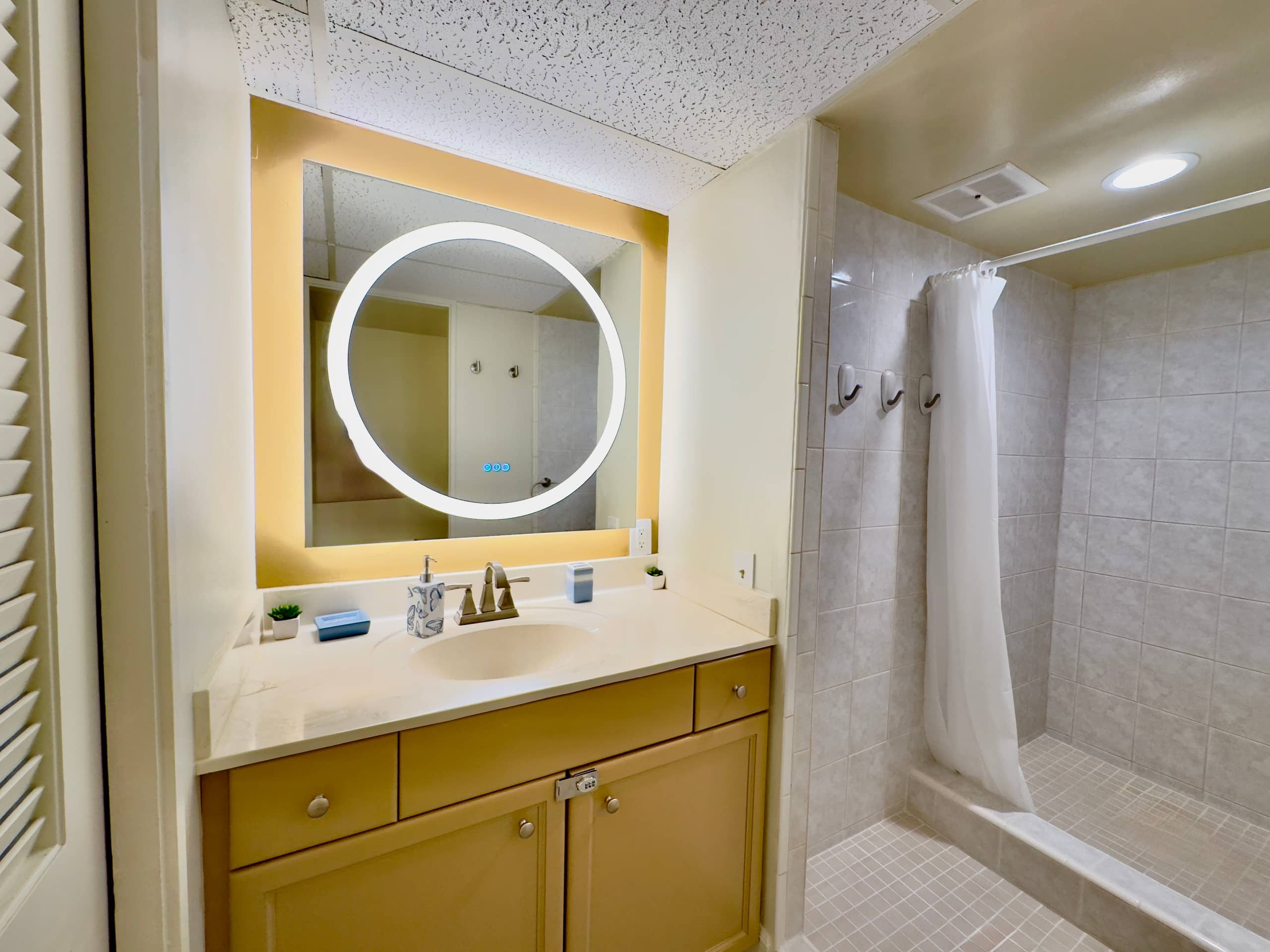Condo in Honolulu · ★4.88 · 1 bedroom · 2 beds · 1 private bath - Image 27
