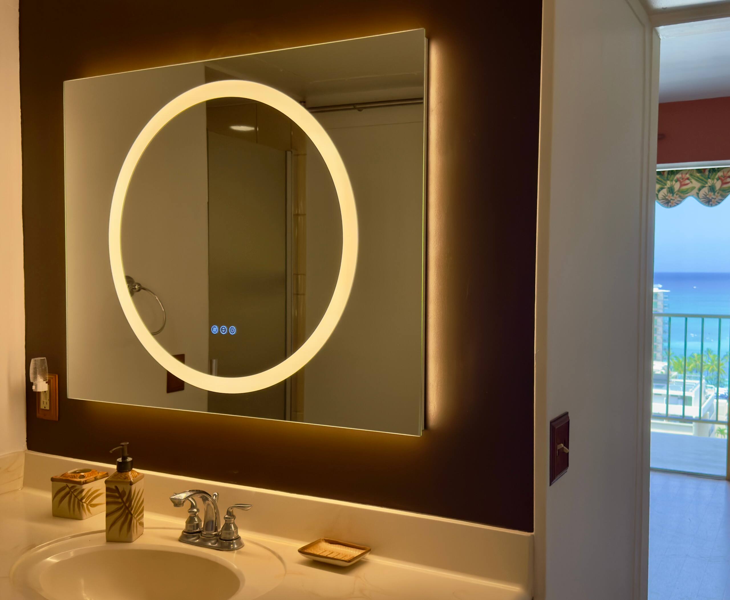 Condo in Honolulu · ★4.88 · 1 bedroom · 2 beds · 1 private bath - Image 28