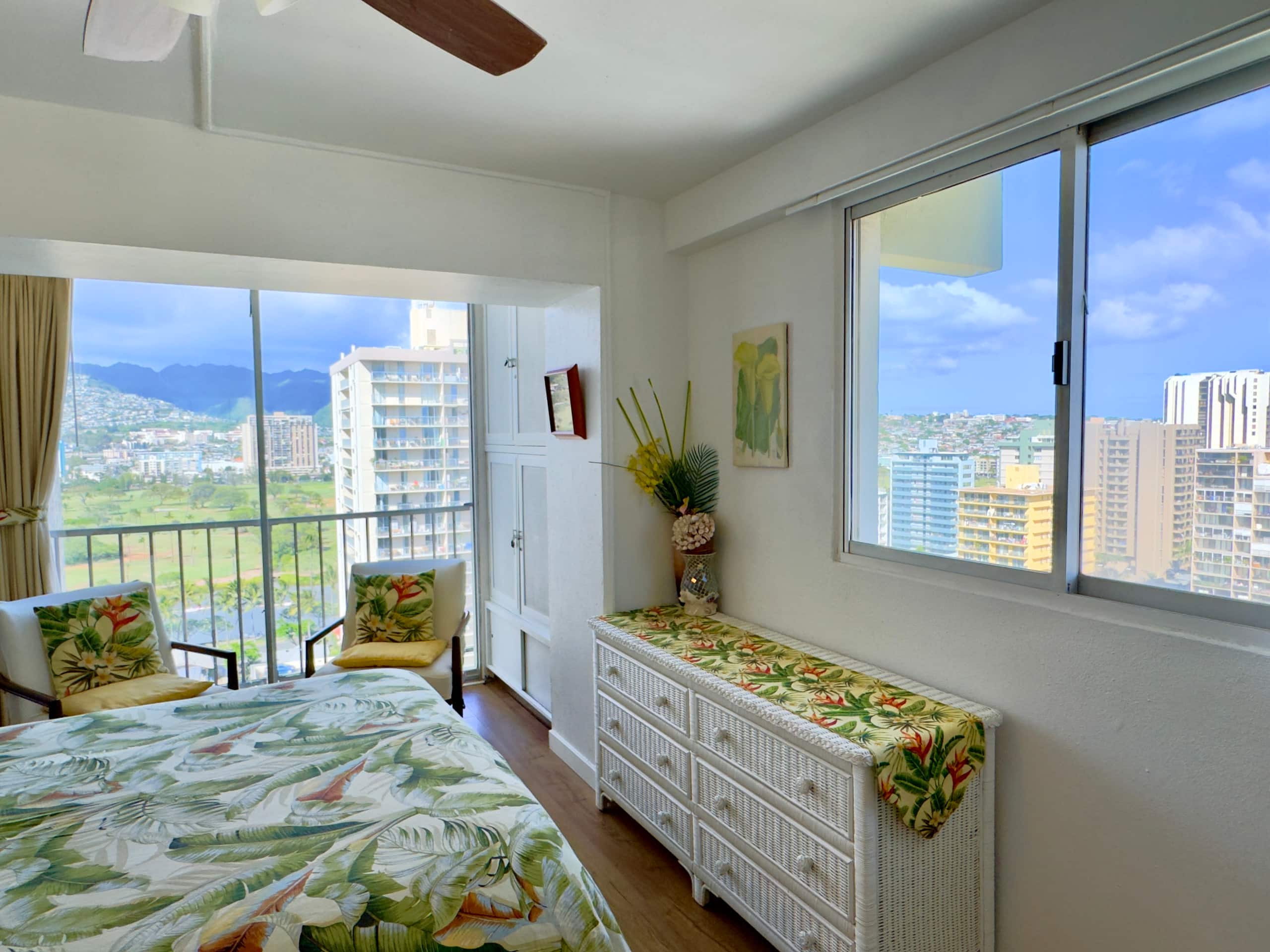 Condo in Honolulu · ★4.88 · 1 bedroom · 2 beds · 1 private bath - Image 23