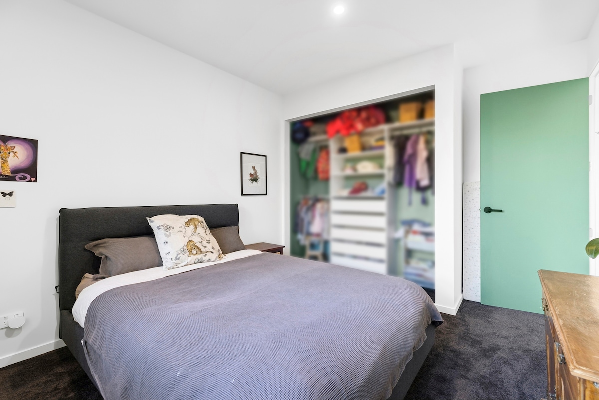 标准双人床，带衣柜 