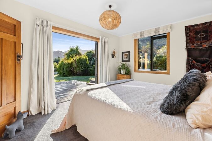 主卧配备超大双人床、步入式衣柜和套内卫生间 