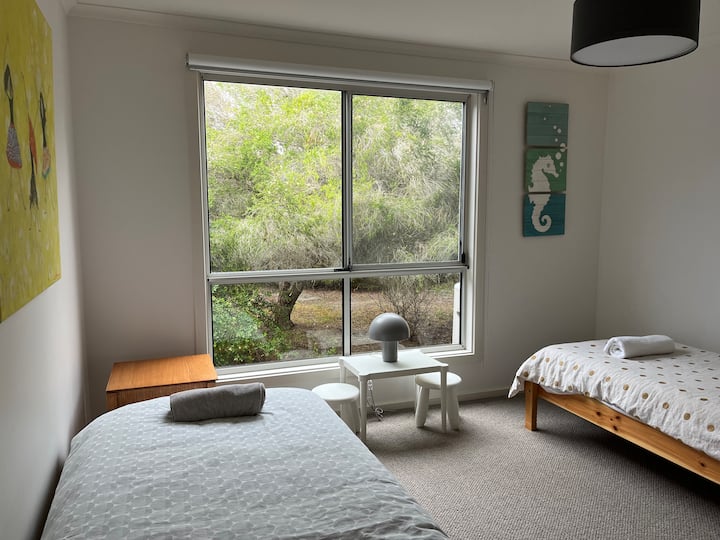 Два одделни кревета со поглед кон зеленило