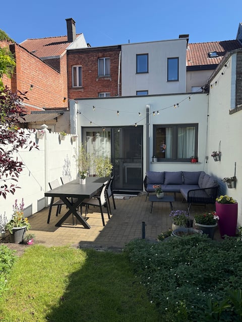 Cozy cottage with sunny city garden.