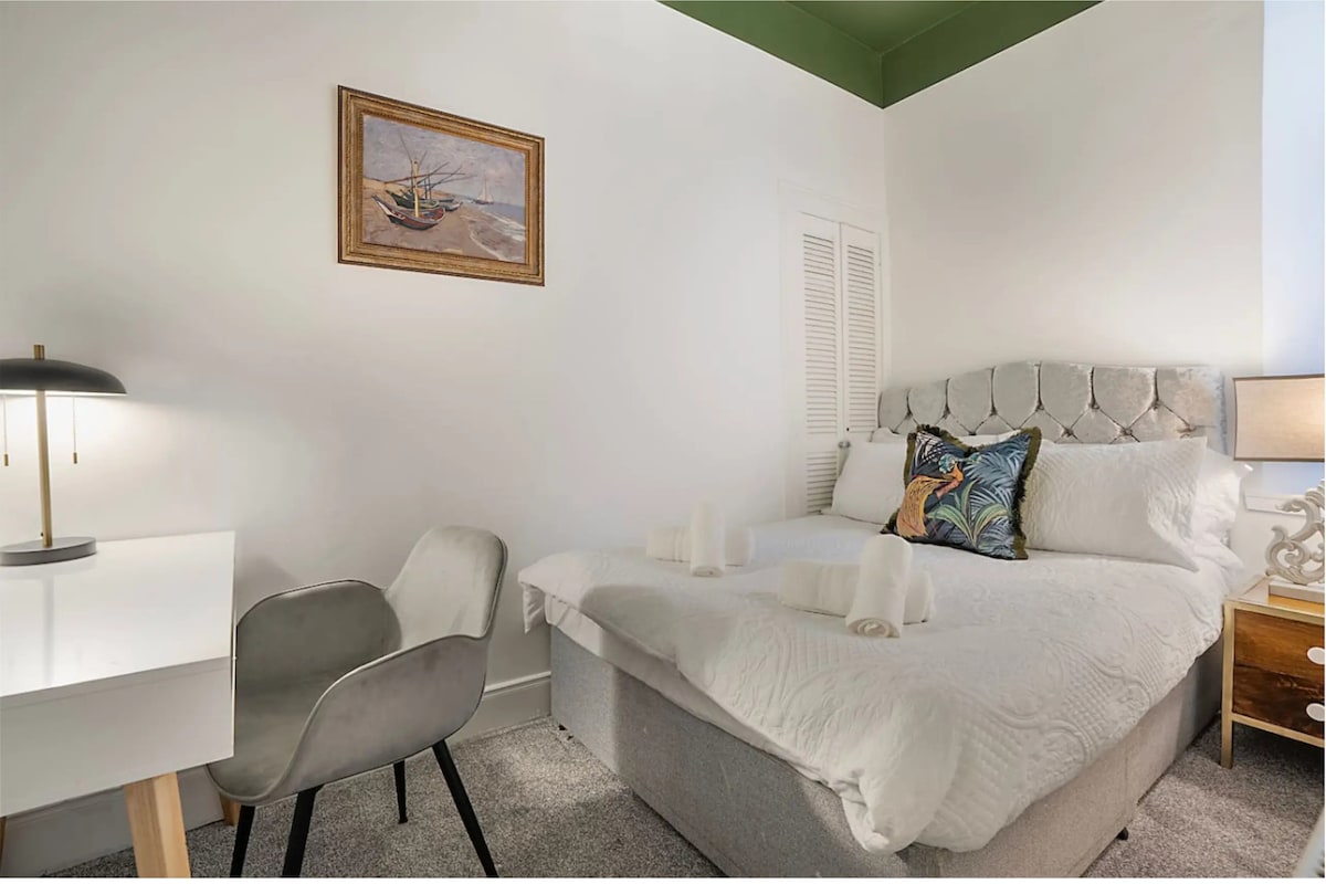 Спијте мирно во удобна двокреветна спална соба со врвна постелнина, кадифен потпирач за глава и смирувачки декор. Ова тивко прибежиште нуди идеален ноќен одмор за деловни патници или парови кои го посетуваат Абердин.
Со маса за учење и закачалки за облека 