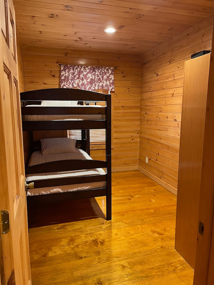 El dormitorio #3 es perfecto para niños o adultos y cuenta con literas y un armario con juegos y rompecabezas. 