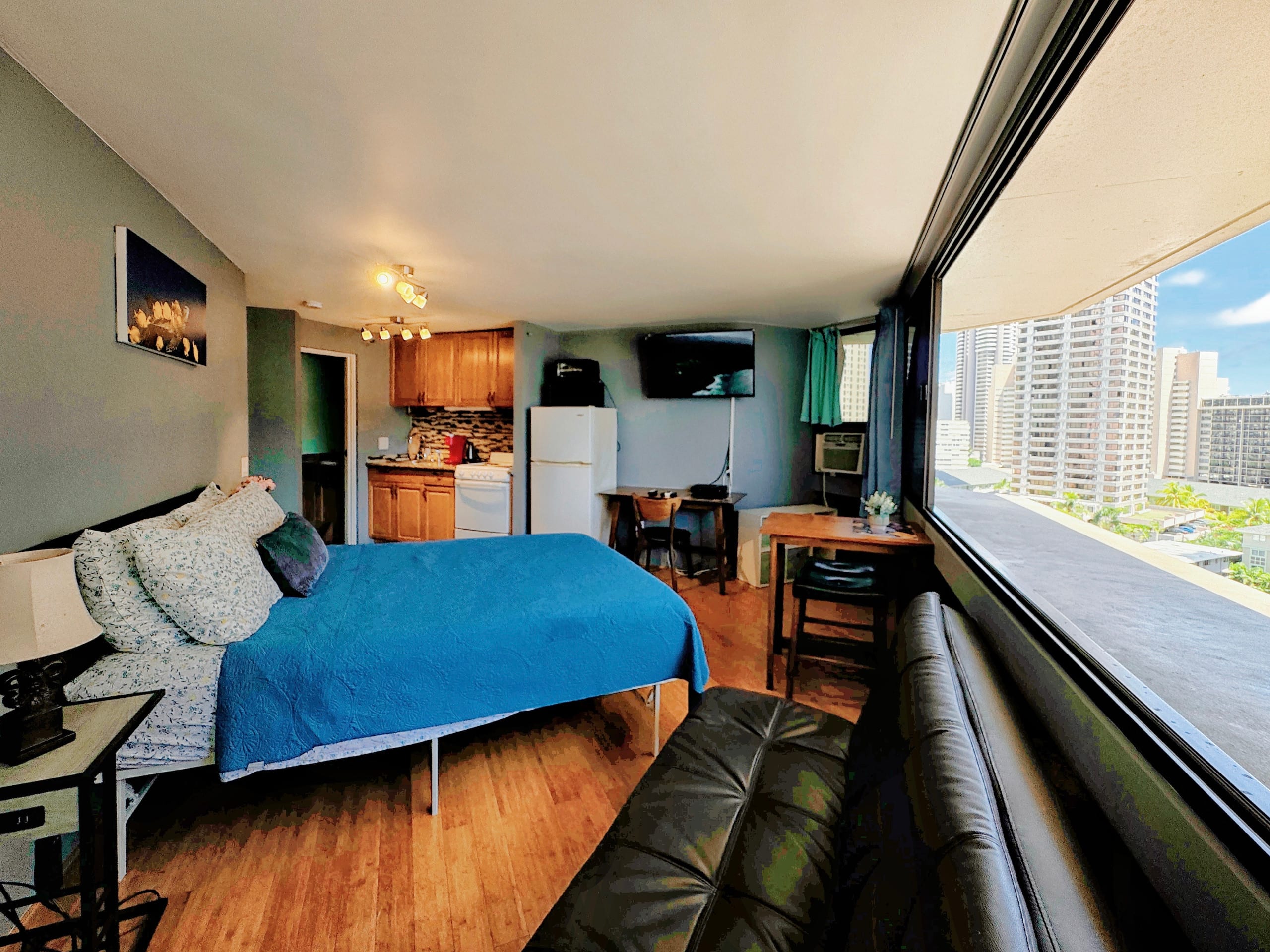 Condo in Honolulu · ★4.74 · Studio · 2 beds · 1 bath - Image 3