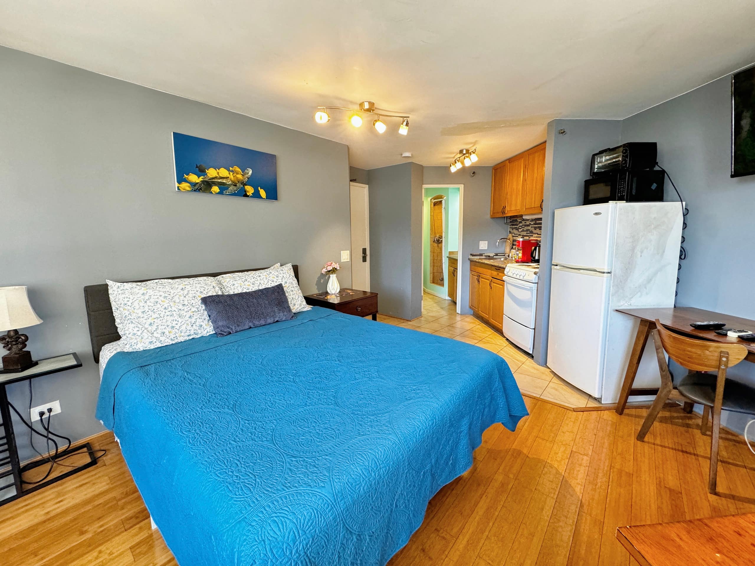Condo in Honolulu · ★4.74 · Studio · 2 beds · 1 bath - Image 12