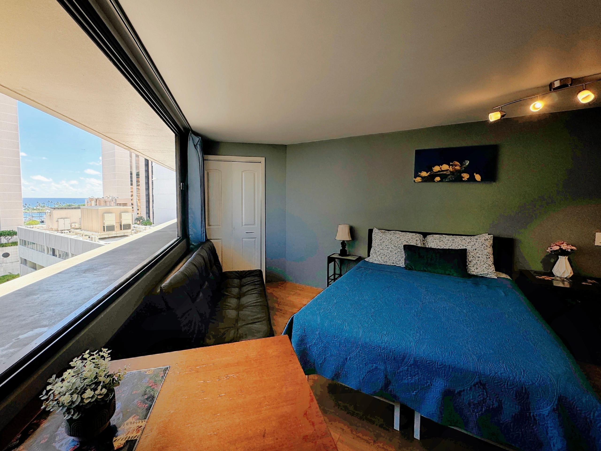 Condo in Honolulu · ★4.74 · Studio · 2 beds · 1 bath - Image 2