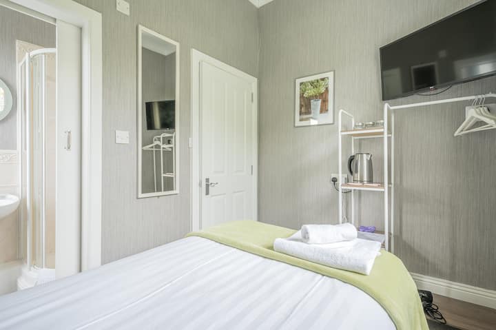 Single Ensuite Room With Fridge And Free Parking - Keswick
