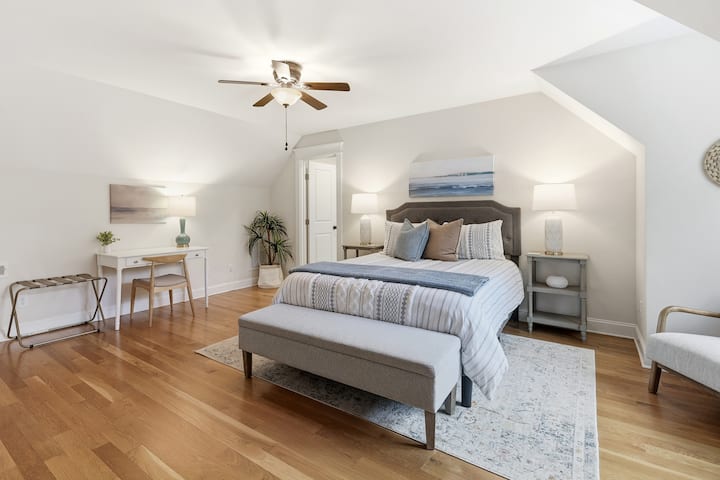 חדר שינה 3 הוא סוויטה גדולה בקומה העליונה. יש בו מזרן קספר קינג ממורי פום, וילונות האפלה, פינת ישיבה פרטית ושולחן עבודה. הוא מחובר לחדר רחצה פרטי גדול עם מקלחת מרווחת. 