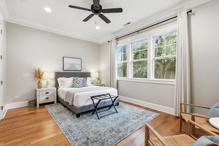 חדר שינה 2 מרווח עם הרבה אור טבעי ופינת ישיבה פרטית משלכם. השירותים לאורח כוללים מזרן קווין סייז של קספר, וילונות האפלה, ארון עם קולבים, מתלה מזוודות ומאוורר תקרה. 