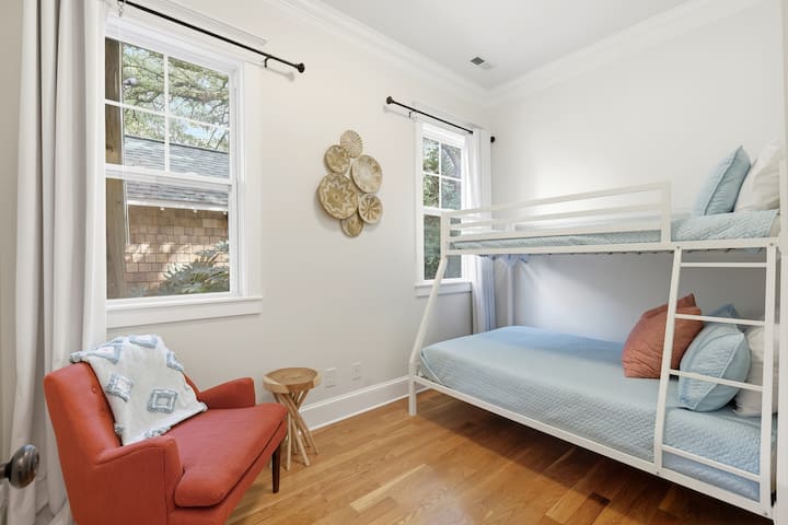 חדר שינה 5 שינה לשלושה עם מיטת קומותיים עם מיטה זוגית. שני המזרנים הם מזרני ספוג זיכרון באיכות גבוהה. השירותים לאורח כוללים וילונות האפלה, ארון עם קולבים, מתלה מזוודות ופינת ישיבה. 