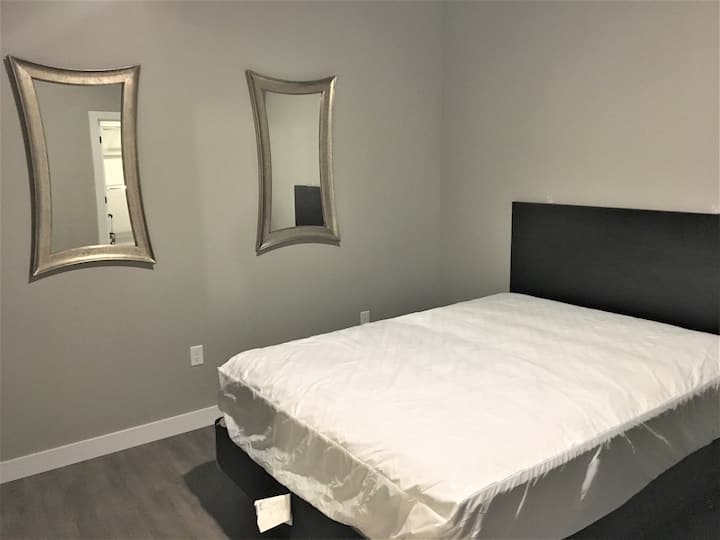 Chic Downtown 2br/2ba At Mall Plaza - Kalamazoo, MI