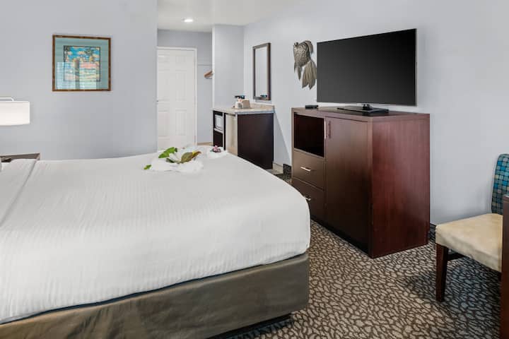Delightful King Room Steps From The Shore - Morro Bay, CA