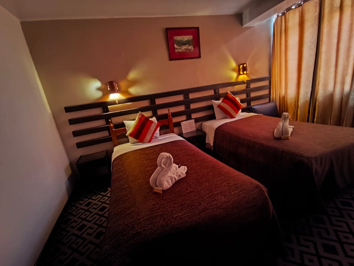 ✨ Udobna dvokrevetna soba Curaca

Naša soba Curaca nudi sve što vam je potrebno za opuštajući odmor. Savršeno za parove ili samce koji traže funkcionalnost i izvrsnu vrijednost u srcu Cusca.