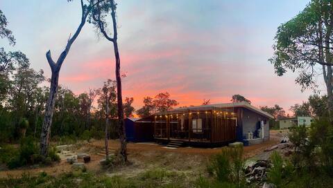 2 bed family retreat overlooking National Park.