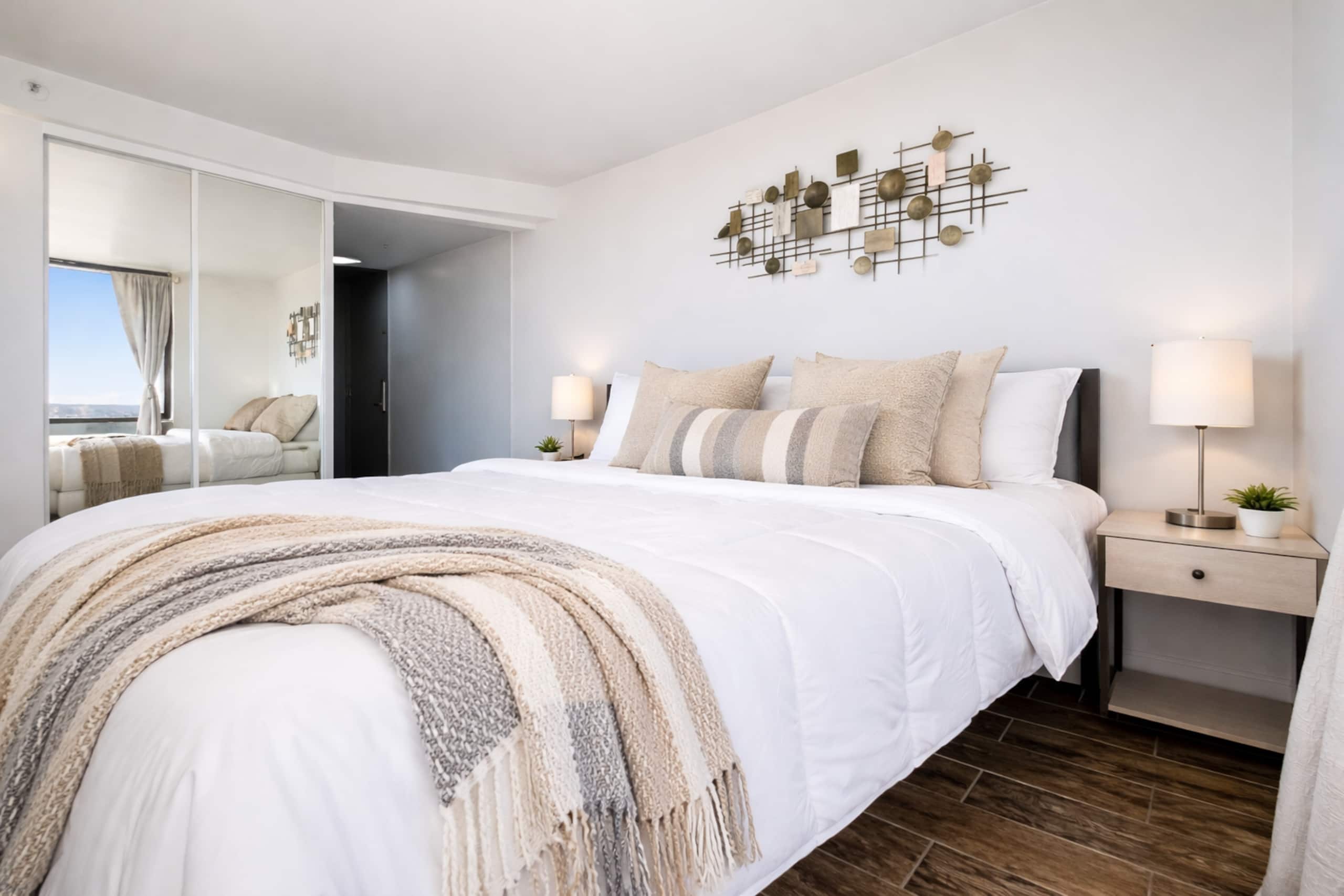 Condo in Honolulu · ★4.89 · Studio · 1 bed · 1 private bath - Image 8