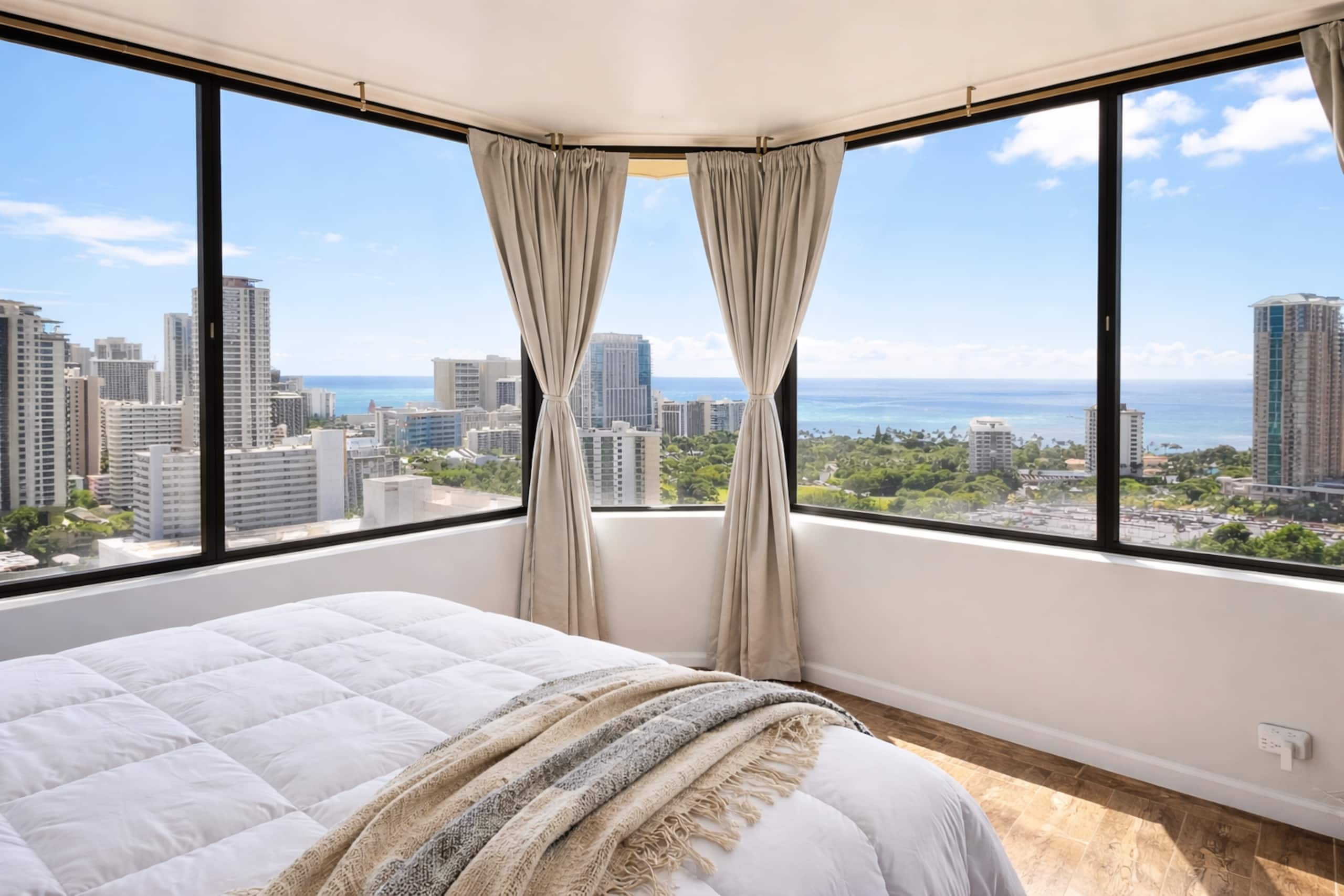 Condo in Honolulu · ★4.89 · Studio · 1 bed · 1 private bath - Image 6