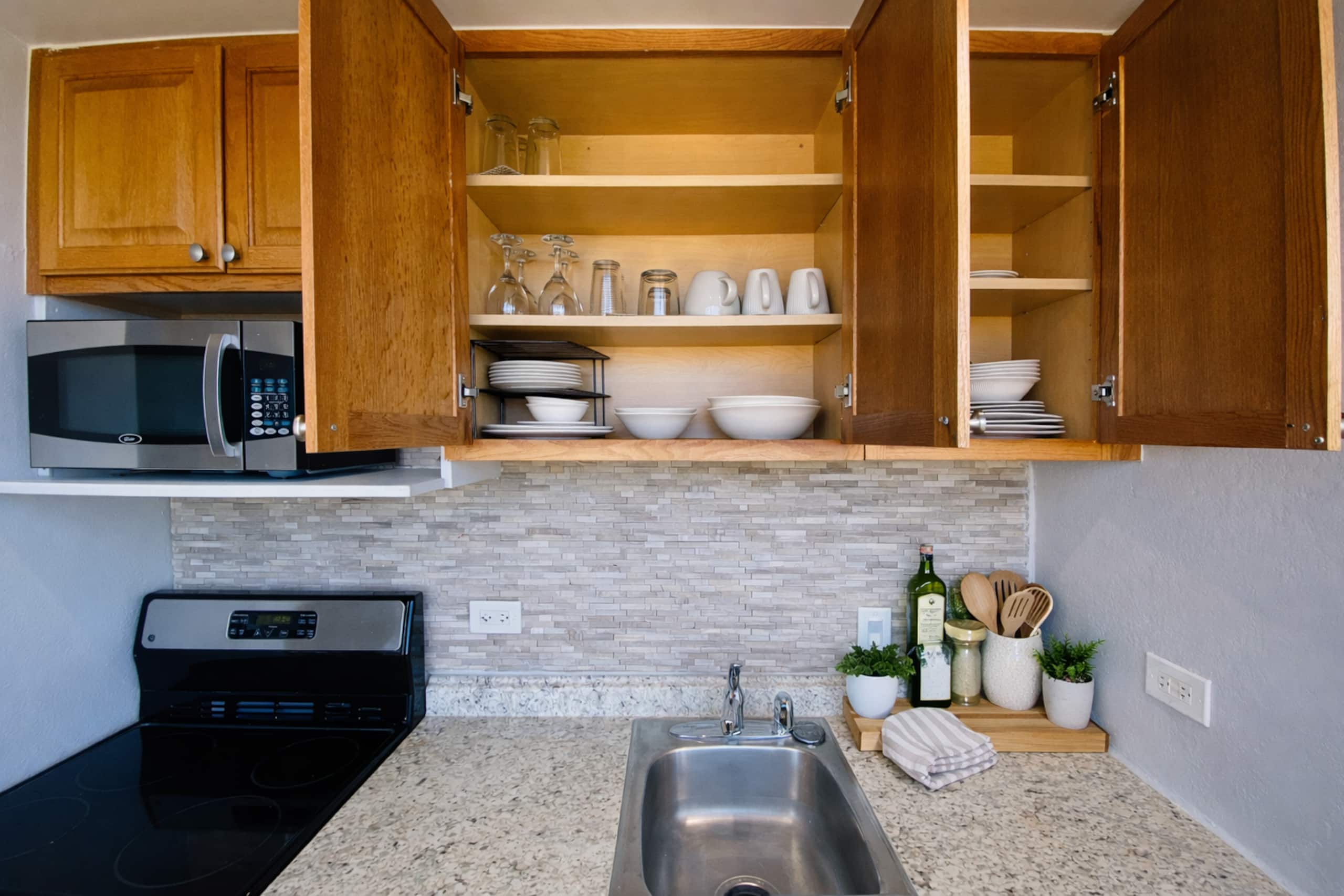 Condo in Honolulu · ★4.89 · Studio · 1 bed · 1 private bath - Image 12