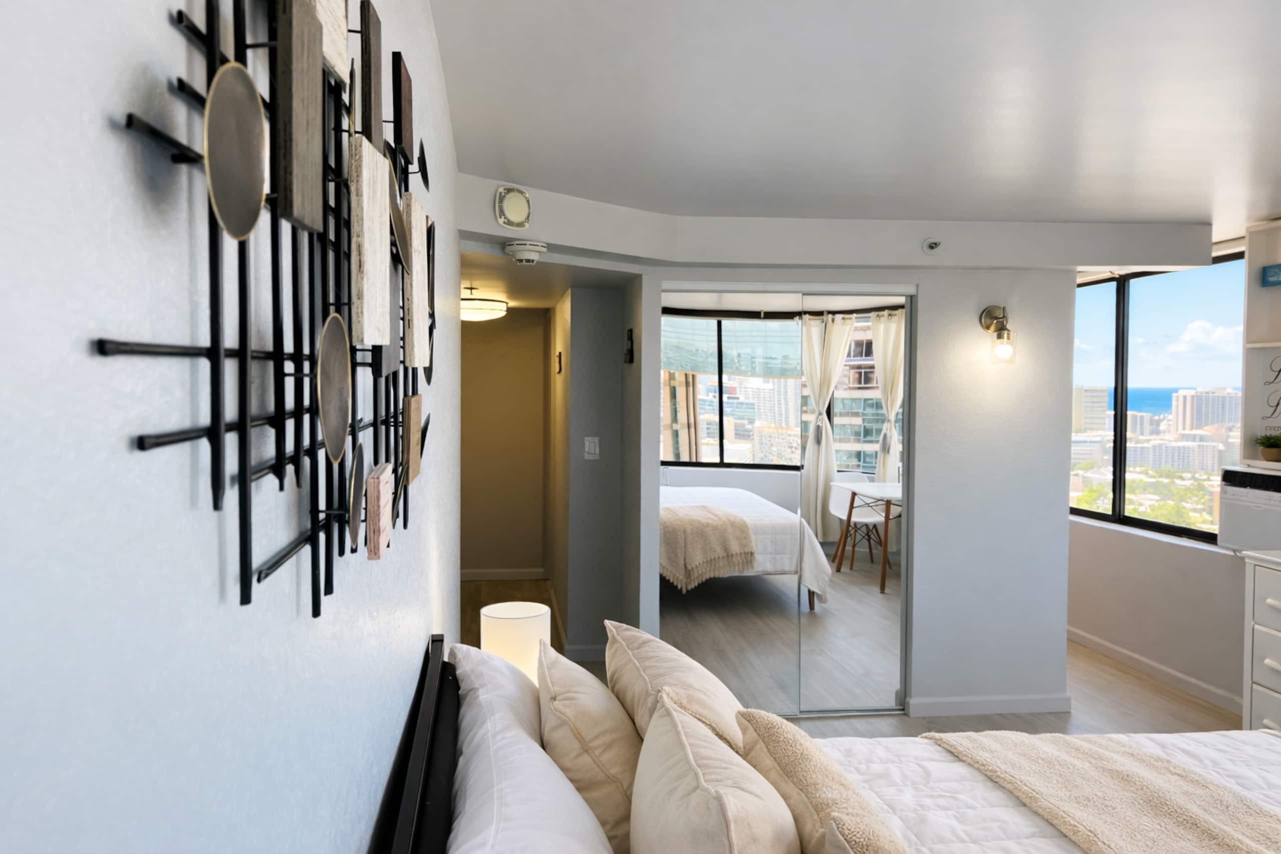 Condo in Honolulu · ★4.89 · Studio · 1 bed · 1 private bath - Image 7