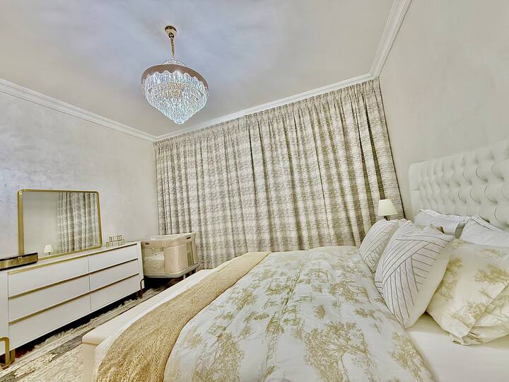 欢迎来到您的豪华主卧室，非常适合情侣、独行旅客或寻求舒适和时尚的商务差旅人士入住。房间内配有一张特大号床、酒店品质的床上用品、毛绒枕头和遮光窗帘，让您真正安心入睡