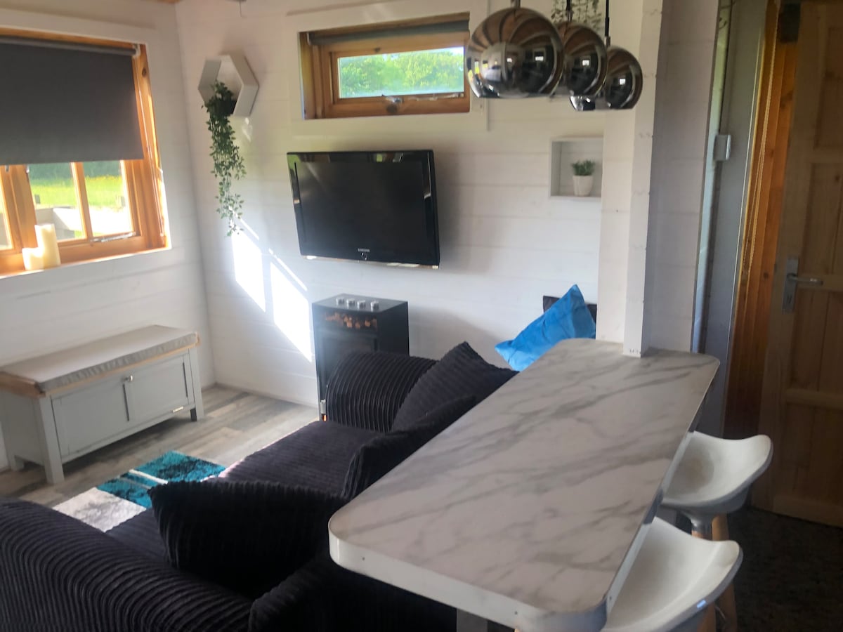 Popular Airbnb listing: Hugo’s Cabin Peaceful haven in idyllic Kent in Maidstone