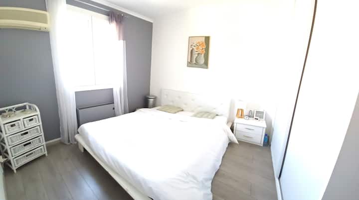 ห้องนอนชั้นบนมีเครื่องปรับอากาศ พัดลมเพดานที่ทันสมัย และเตียงขนาด 160 ซม.