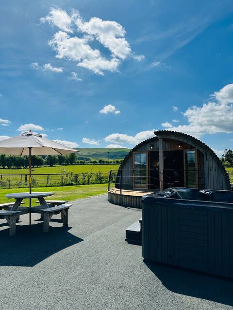 Snowdrop 2 bedroom glamping pod with hot tub