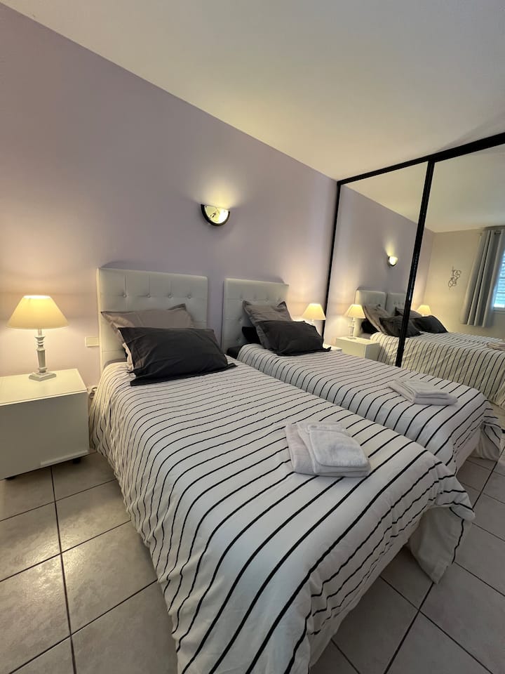 تكوين سريرين مفردين 90 سم، سرير إضافي ثالث ممكن في هذه الغرفة 