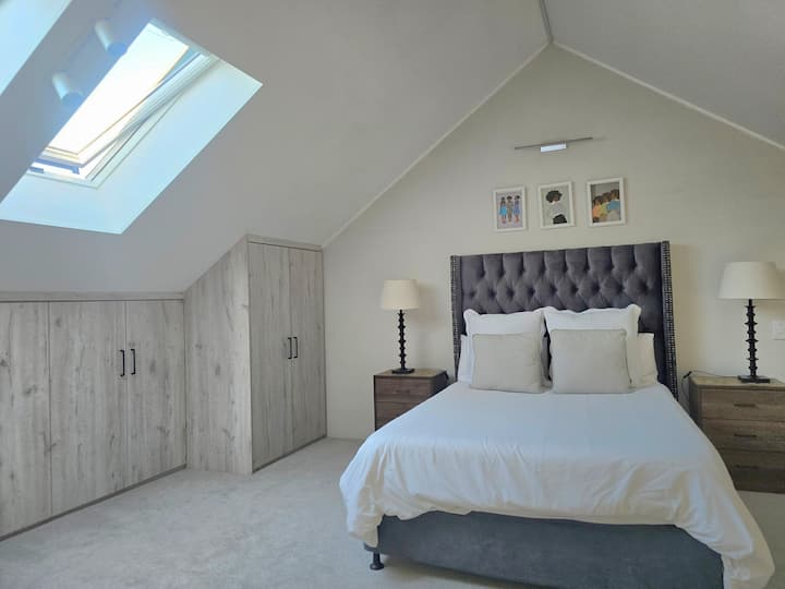Acogedor dormitorio tipo loft con cama matrimonial y mucho espacio de almacenamiento
