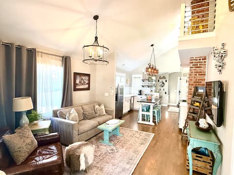 Historical Joey House Sleeps 6 Walk to Restaurants