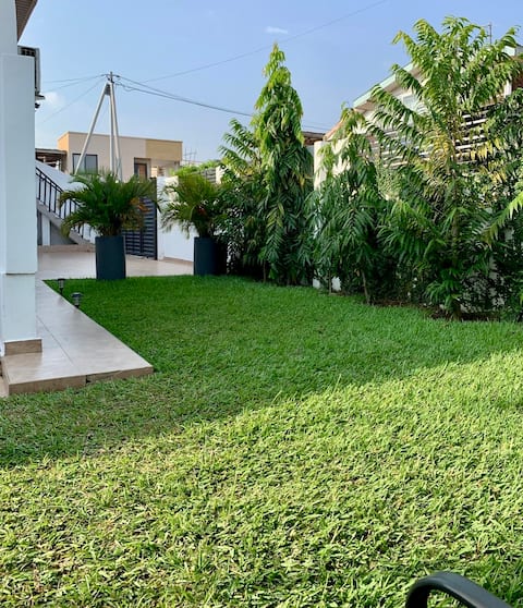 Modern 2BR in Tema C9 | Garden • AC • Generator