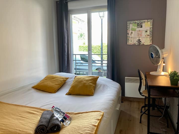 Spálňa s rozkladacou posteľou (jednolôžko alebo dvojlôžková) a písacím stolom. Má prázdny šatník na ubytovanie vašich vecí.