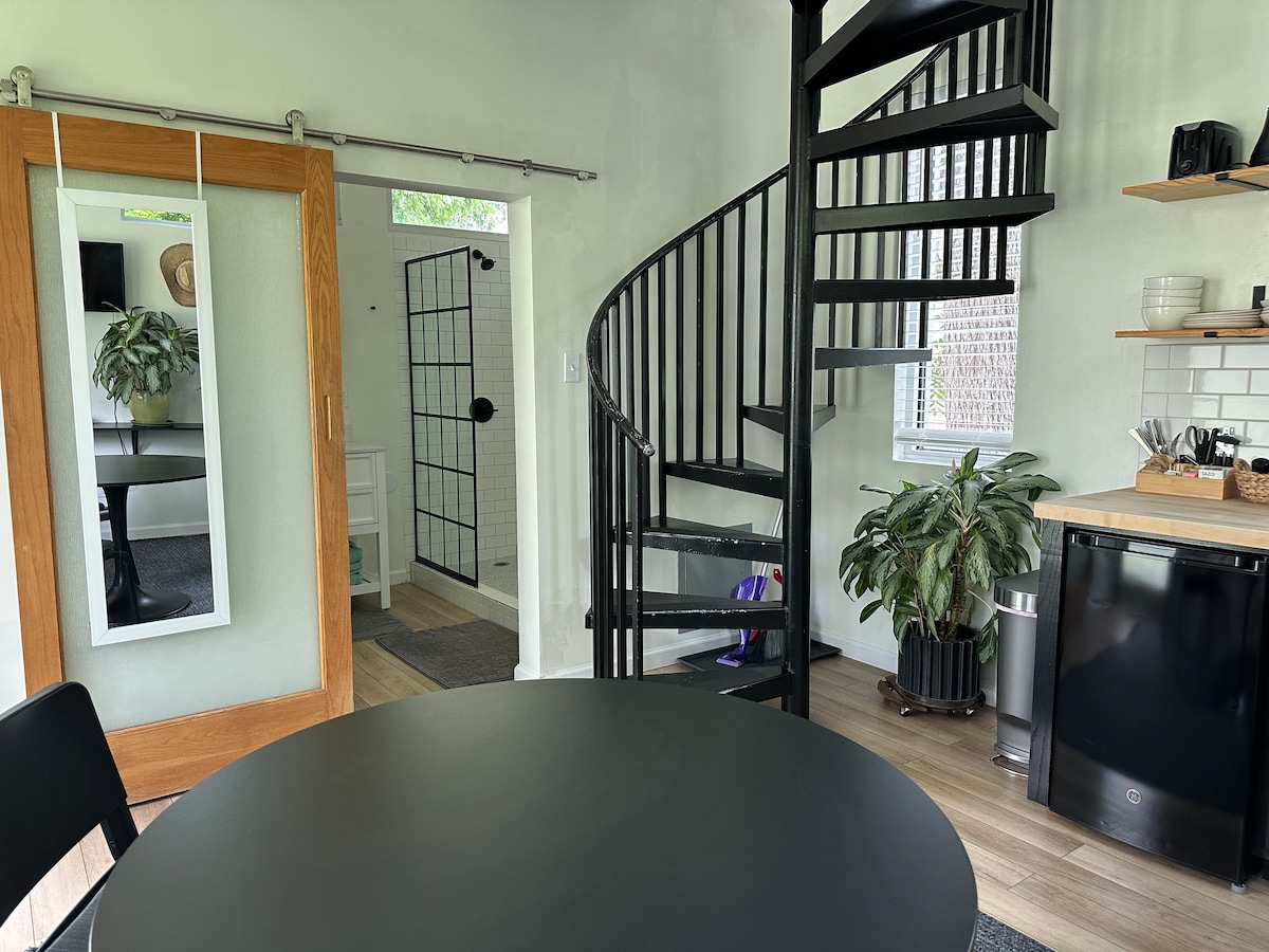 Modern Oasis | Walk to Rainey St. | Balcony