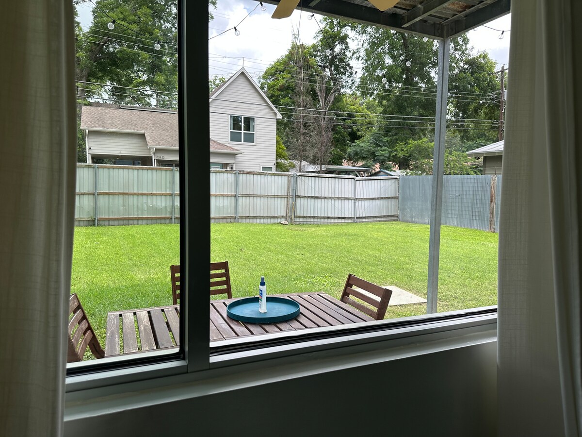 Modern Oasis | Walk to Rainey St. | Balcony