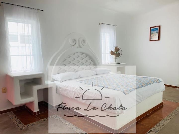 Habitación muy amplia  con cama king y 1 matrimonial, con vestidor y baño