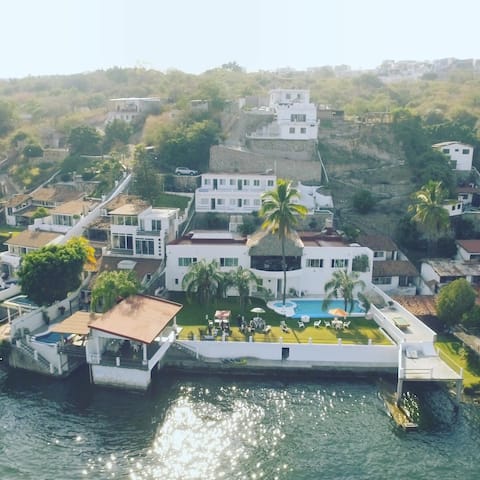 Large house for families and groups right on the lake, 12 rooms